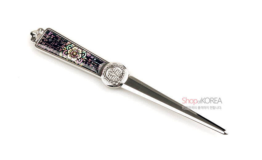 [텍스트: Shop of KOREA, 대한민국의 품격까지 전합니다.] 자개 상감 기법으로 시조 한글과 단청 꽃문양을 넣은 금속 손잡이, 원형 수복자 문양이 있는 은빛 편지칼 이미지 설명