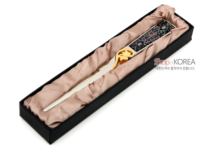 [텍스트: Shop of KOREA 대한민국의 품격까지 전합니다.] 금속 몸체 위 자개 상감 당초무늬 장식과 금빛 전통 문양 손잡이가 조화를 이룬 편지칼, 광택 있는 패브릭 내피의 고급 케이스에 수납된 모습