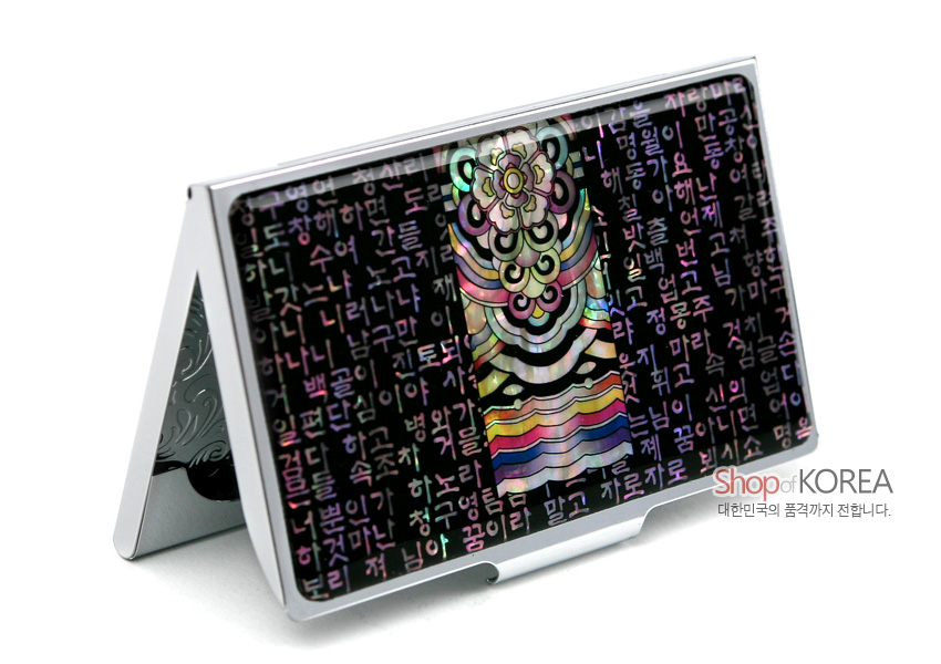[텍스트: Shop of KOREA 대한민국의 품격까지 전합니다.] 금속 테두리 위 자개 상감 기법, 중앙 다채로운 단청 문양과 주변 한글 시조 글자 배치된 명함집 디자인