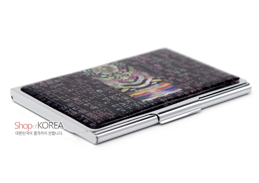 [텍스트: Shop of KOREA 대한민국의 품격까지 전합니다.] 메탈 프레임 위 자개 상감 한글 시조 배경과 다채로운 단청 문양이 어우러진 나전 명함집 디자인