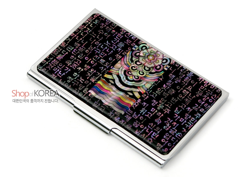 [텍스트: Shop of KOREA 대한민국의 품격까지 전합니다.] 흑색 바탕 위 자개 상감 한글 시조문과 다채로운 단청 문양을 넣은 금속 테두리 명함집 디자인