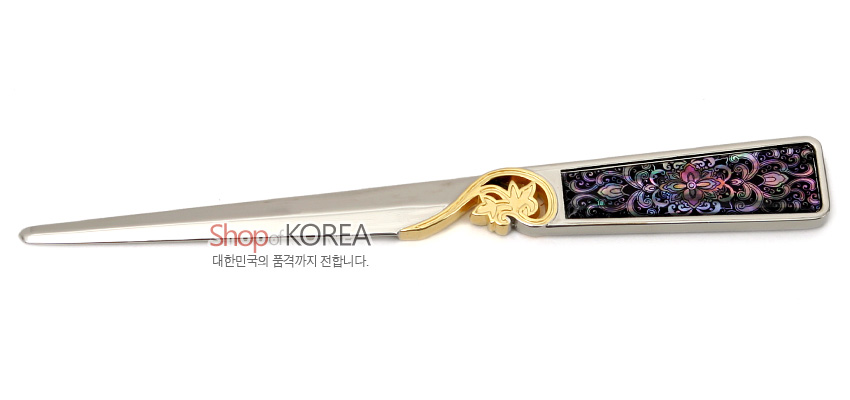 [텍스트: Shop of KOREA 대한민국의 품격까지 전합니다.] 은색 금속 칼날과 황금빛 장식 손잡이, 자개 상감으로 표현된 다채로운 당초무늬 손잡이 디자인의 편지칼 모습