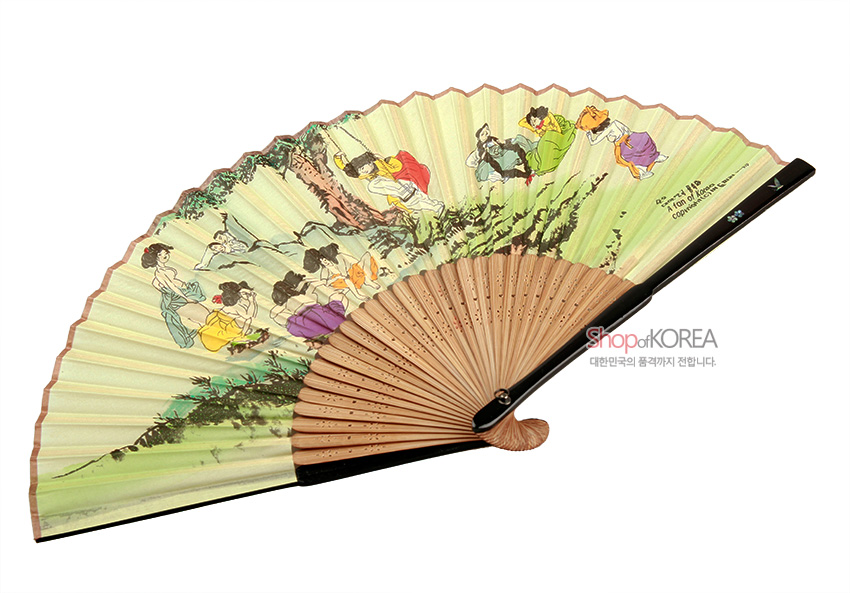 [텍스트: Shop of KOREA 대한민국의 품격까지 전합니다.] 나무살 합죽선 위 연두색 배경에 신윤복 단오도 풍속화와 산수, 인물 문양을 채색한 종이 부채 디자인