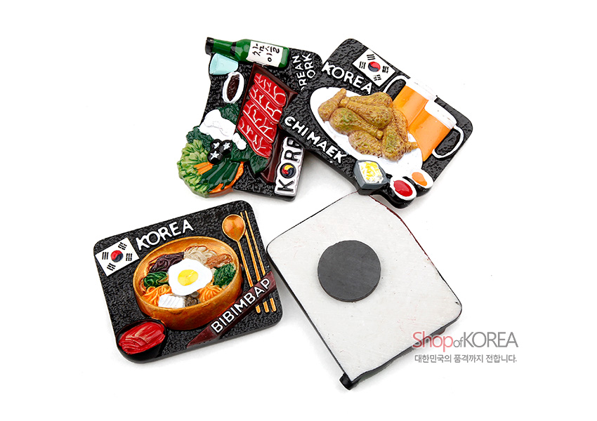[텍스트: KOREA, BIBIMBAP, CHIMAEK, ShopofKOREA, 대한민국의 품격까지 전합니다.] 입체 레진으로 비빔밥·치맥·고기구이 등 한식과 태극기, 수저 문양을 컬러로 표현한 사각 마블 질감 메모 자석 구성