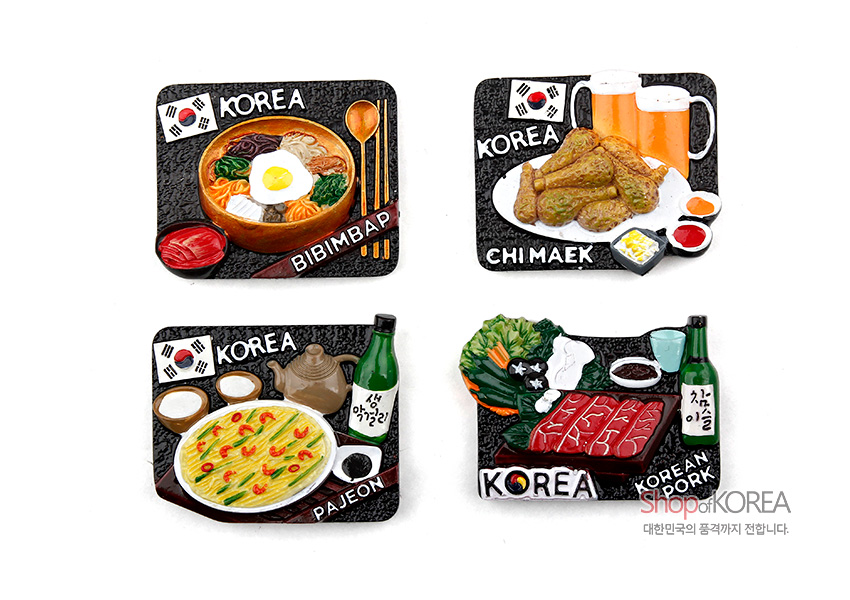 [텍스트: KOREA BIBIMBAP KOREA CHIMAEK KOREA PAJEON KOREA KOREAN PORK shopofKOREA 대한민국의 품격까지 전합니다.] 검은 마블 질감 바탕 위에 비빔밥·치맥·파전·삼겹살과 태극기, 술병, 수저를 다채로운 색감으로 입체 표현한 한식 메모 자석 구성