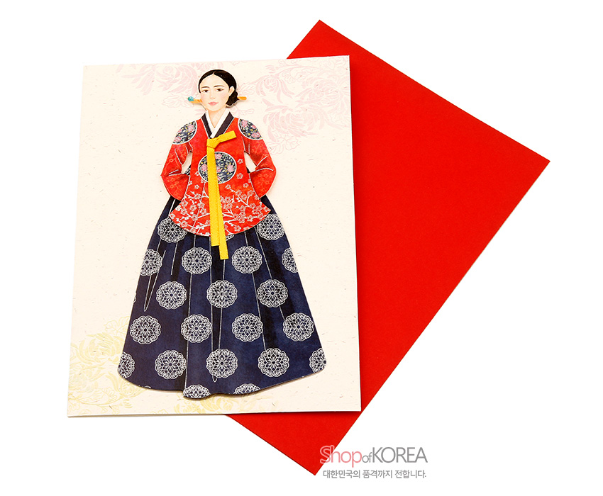 [텍스트: ShopofKOREA 대한민국의 품격까지 전합니다.] 붉은 저고리와 남색 치마 위 흰 매화문 양식 한복 일러스트 카드, 배경 연한 꽃문양과 선명한 적색 봉투 구성 이미지 묘사