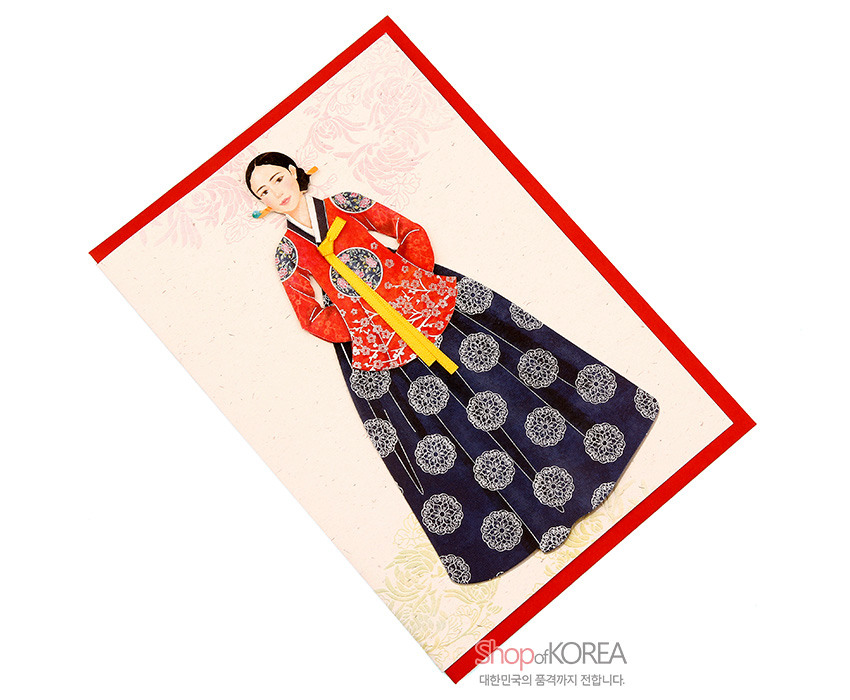 [텍스트: shopofKOREA 대한민국의 품격까지 전합니다.] 붉은 색 동정 저고리와 노란 고름, 남색 치마에 흰 연화문 원형 문양이 수놓인 전통 한복 공주 일러스트 카드 디자인 이미지