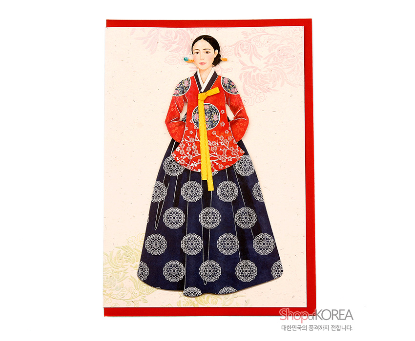 [텍스트: Shop of KOREA / 대한민국의 품격까지 전합니다.] 붉은 저고리와 남색 치마의 공주 한복 일러스트 카드, 노란 고름과 원형 궁중 문양, 치마의 반복된 백색 화문 장식, 배경의 연분홍 꽃무늬 인쇄 디자인