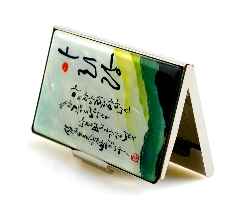 [텍스트: 아리랑(가사 서예)] 수묵담채 기법 녹청색 그라데이션 배경 위 서예 문양과 자개 광택이 어우러진 금속 명함집 디자인