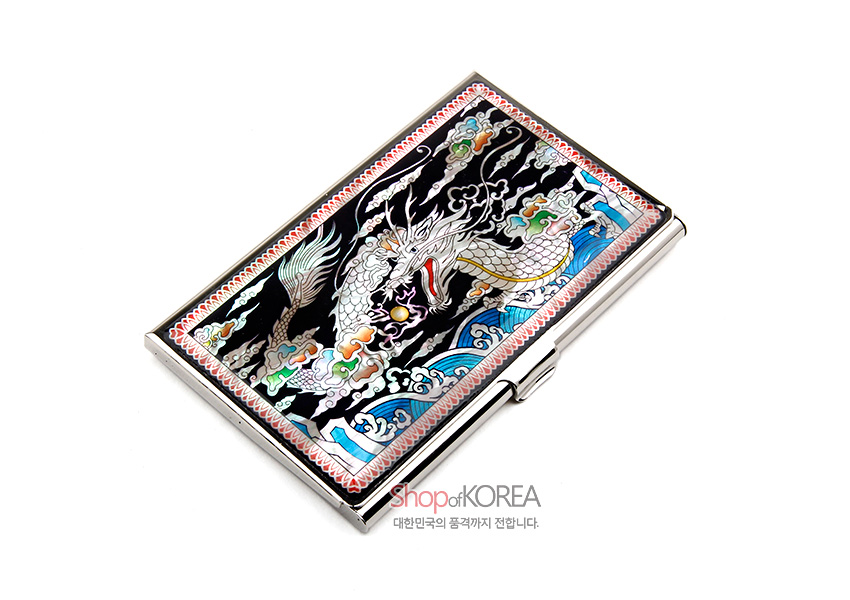 [텍스트: shopofKOREA 대한민국의 품격까지 전합니다.] 검은 바탕 금속 케이스 위에 자개 상감으로 승용과 구름, 파도 문양을 화려하게 표현한 명함집 디자인