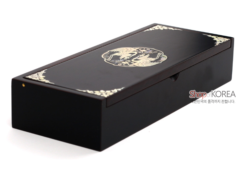 [텍스트: Shop of KOREA 대한민국의 품격까지 전합니다.] 짙은 흑색 옻칠 표면 위 자개 상감 기법으로 원형 쌍학 문양과 모서리 연화문을 장식한 직사각 자동필함 이미지