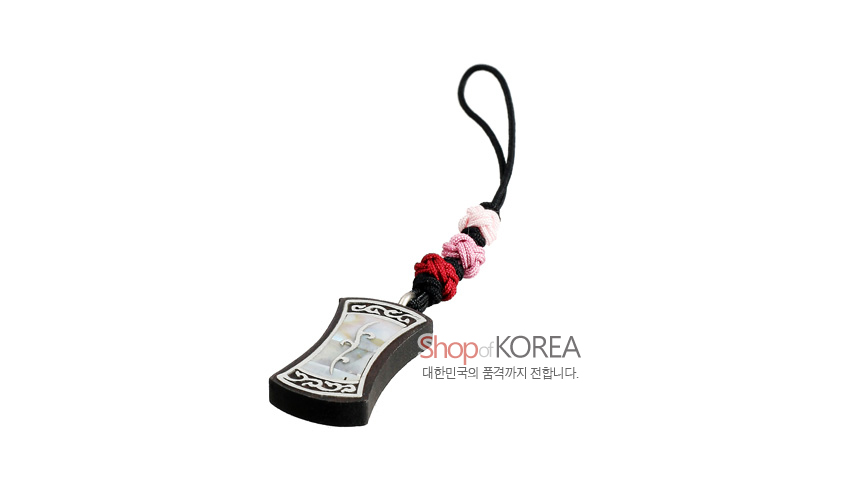 [텍스트: Shop of KOREA 대한민국의 품격까지 전합니다.] 흑단 바탕 위 자개 상감 복식당초 문양 펜던트와 흑·분홍·빨강 전통 매듭 끈이 조화된 열쇠고리형 장식