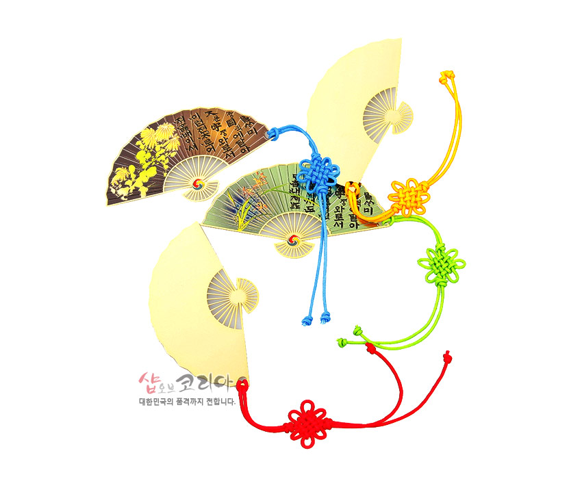 [텍스트: 나랏말싸미 듕귁에 달아 문자와로 서로 사맛디 아니할쎄] 금속 부채형 책갈피에 매화 등 전통 문양과 다양한 색상의 전통 매듭 끈 장식 이미지