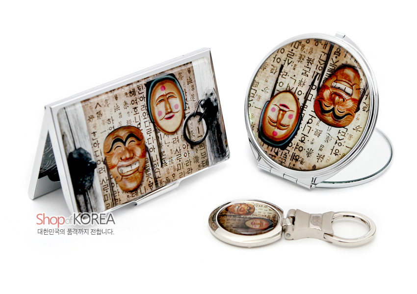 [텍스트: Shop of KOREA 대한민국의 품격까지 전합니다.] 금속 재질 위에 한글 서체 배경과 하회탈 3종을 컬러 인쇄한 명함집, 원형 손거울, 열쇠고리 3종 세트 이미지 설명