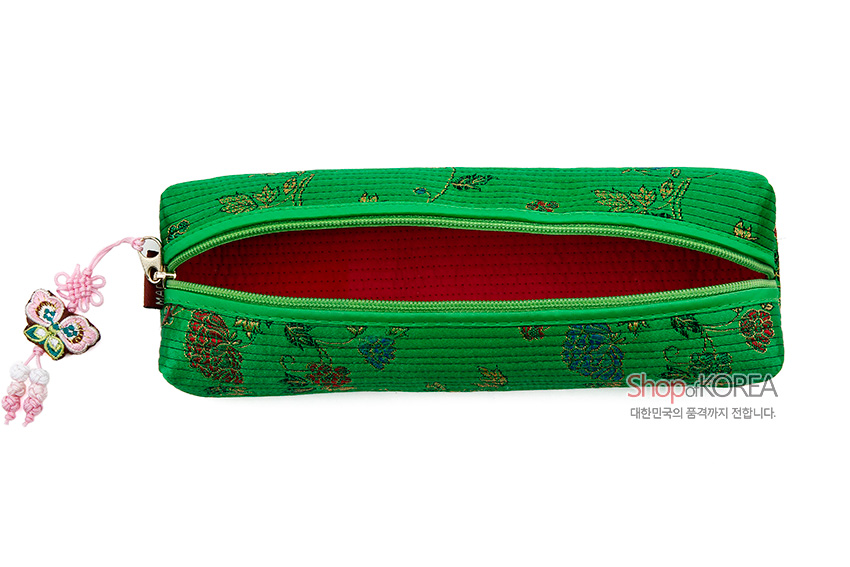 [텍스트: ShopKOREA 대한민국의 품격까지 전합니다.] 녹색 누비 천에 금색 꽃과 나뭇가지 문양이 놓인 사각 필통, 붉은 안감과 나비 자개 장식 매듭 포인트 디자인