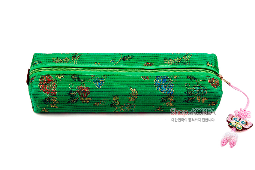 [텍스트: ShopofKOREA 대한민국의 품격까지 전합니다.] 녹색 누비 원통형 필통, 금사 전통 꽃·잎 문양과 분홍 매듭 나비 장식이 어우러진 디자인