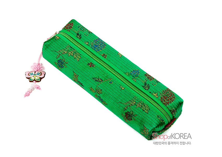 [텍스트: Shop of KOREA 대한민국의 품격까지 전합니다.] 녹색 누비 천에 금색 꽃·나뭇가지 전통문양이 수놓인 직사각 필통, 나비 매듭 장식 포인트 디자인
