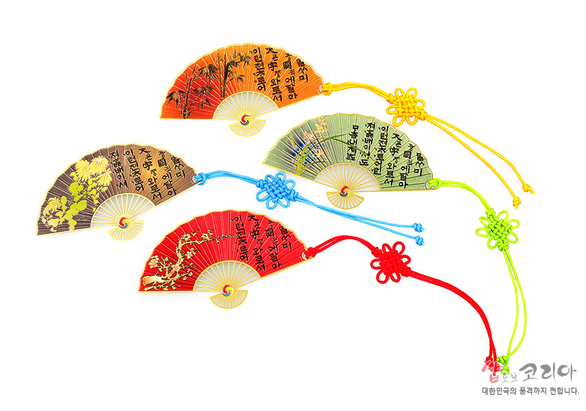 [텍스트: 나랏말ᄊᆞ미/듕귁에 달아/문자와로/서르 사맛디/아니할쎄/이런 젼차로/어린 백셩이/니르고져/홀 배 이셔도/마참네 제/뜻을 시러/펴디 못할/노미 하니라] 금속 재질 반원형 부채 책갈피에 매화·대나무 등 사군자 문양과 채도 높은 색채, 전통 매듭 장식 구성