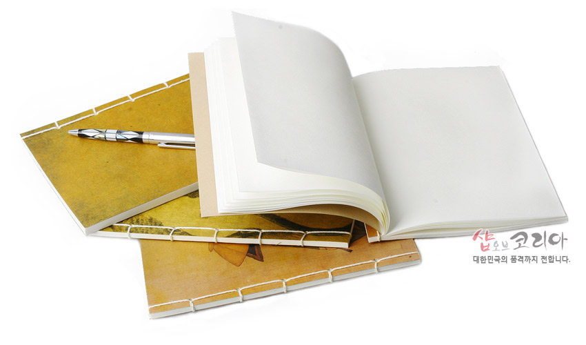 [텍스트: 샵오브코리아 대한민국의 품격까지 전합니다.] 황갈색 한지 표지 위 선비 풍속화 은은한 인쇄, 흰색 실로 엮은 노출 제본 바인딩과 백색 내지의 대형 전통 노트 구성