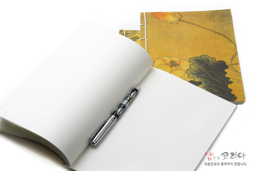 [텍스트: 샵오브코리아 대한민국의 품격까지 전합니다.] 황갈색 한지 표지 위 수묵 채색 연꽃과 잎사귀 문양, 흰 실 노출 제본과 백색 내지 배치된 전통 노트 구성