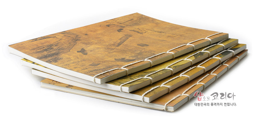 [텍스트: 샵오브코리아 대한민국의 품격까지 전합니다.] 황갈색·갈색 톤 한지 표지 위 선비 풍속화 인쇄, 흰색 실로 묶은 노출 제본 매듭 기법이 돋보이는 대형 전통 노트 구성