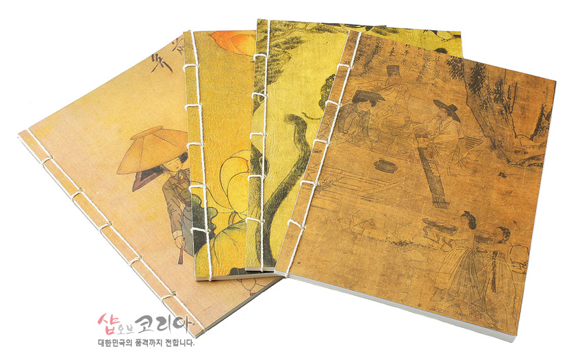 [텍스트: 샵오브코리아 대한민국의 품격까지 전합니다.] 한지 질감의 황갈색·노란색 배경 위 선비와 풍속화, 산수문과 연화문을 인쇄하고 흰색 노출 제본 실매기 바인딩으로 마감한 전통 노트 디자인