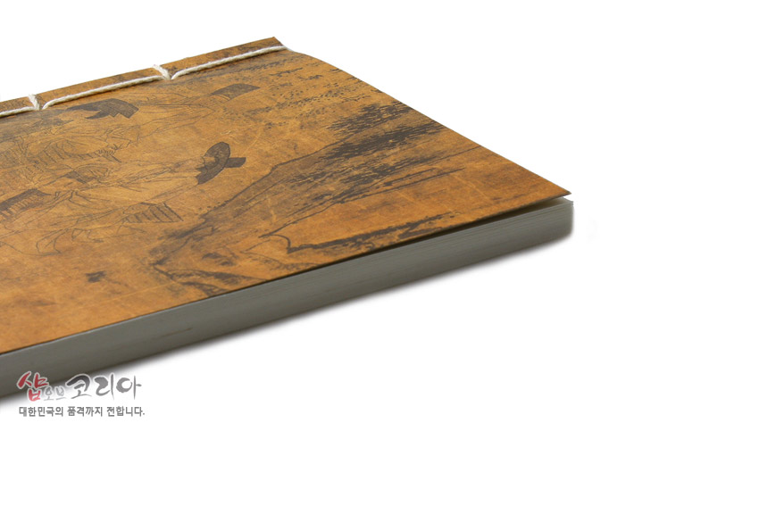 [텍스트: 샵오브코리아 대한민국의 품격까지 전합니다.] 황갈색 한지 표지에 먹선으로 선비 풍속화와 산수 표현, 흰색 실 노출 제본이 돋보이는 전통 대형 노트 디자인