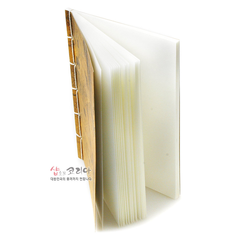 [텍스트: 샵오브코리아 대한민국의 품격까지 전합니다.] 황갈색 한지 표지와 전통 실매기 노출 제본, 아이보리 무지 내지로 구성된 대형 전통 노트 모습