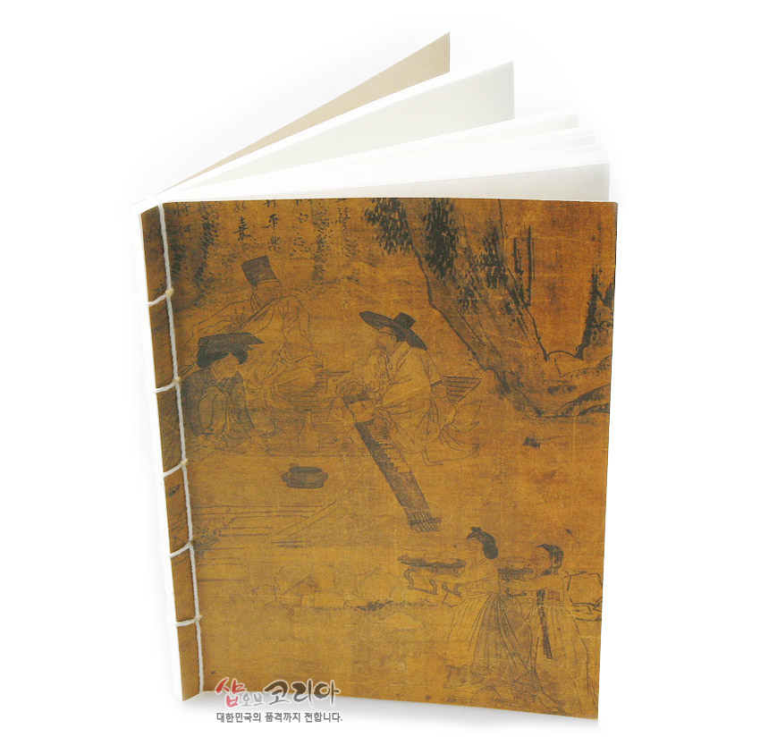 [텍스트: 샵오브코리아 대한민국의 품격까지 전합니다.] 황갈색 한지 질감 표지 위 선비와 풍속 인물화 인쇄, 먹선 스케치 표현, 측면 흰 실 노출 제본이 돋보이는 전통 스타일 대형 노트 디자인