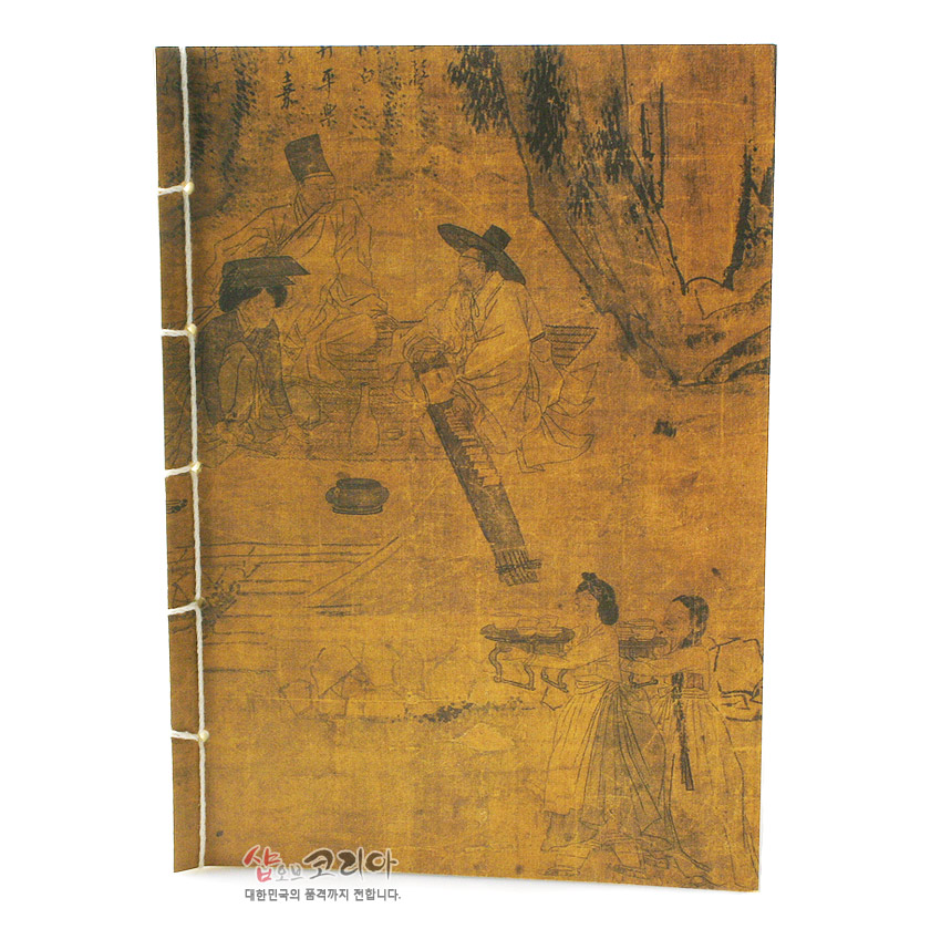 [텍스트: 샵오브코리아 대한민국의 품격까지 전합니다.] 황갈색 한지 표지 위 선비 풍속화 인쇄, 먹선으로 표현된 인물과 자연 풍경, 흰색 실로 엮은 노출 제본 방식의 전통 대형 노트 디자인