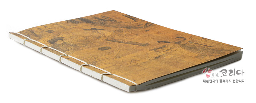 [텍스트: 샵오브코리아 대한민국의 품격까지 전합니다.] 황갈색 한지 표지에 선비 풍속화 인쇄, 흰색 노출 실매기 제본이 돋보이는 전통 대형 노트 디자인