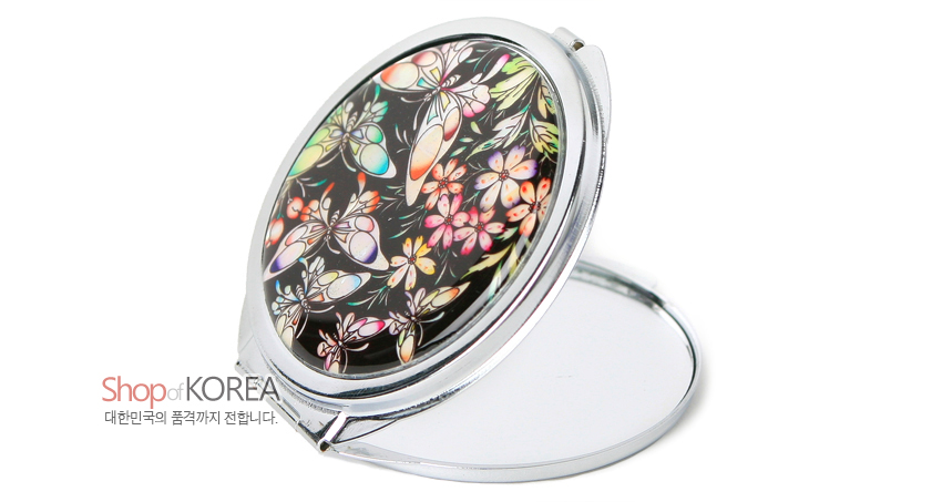 [텍스트: Shop of KOREA 대한민국의 품격까지 전합니다.] 검은 바탕 위 자개 상감 기법으로 다채로운 나비와 꽃문양을 넣은 금속 테두리 원형 접이식 손거울 모습