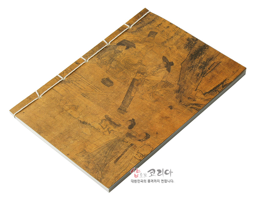 [텍스트: 샵오브코리아 대한민국의 품격까지 전합니다.] 황갈색 한지 표지 위 선비 풍속화 인쇄, 먹선으로 묘사된 인물과 풍경, 흰색 실로 엮은 노출 제본 방식 대형 노트 디자인