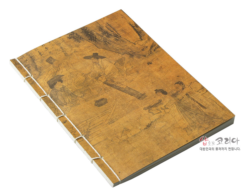[텍스트: 샵오브코리아 대한민국의 품격까지 전합니다.] 황갈색 한지 표지에 선비와 풍속 인물화를 먹선으로 그린 디자인, 흰색 실 매기 기법의 노출 제본이 돋보이는 전통 대형 노트