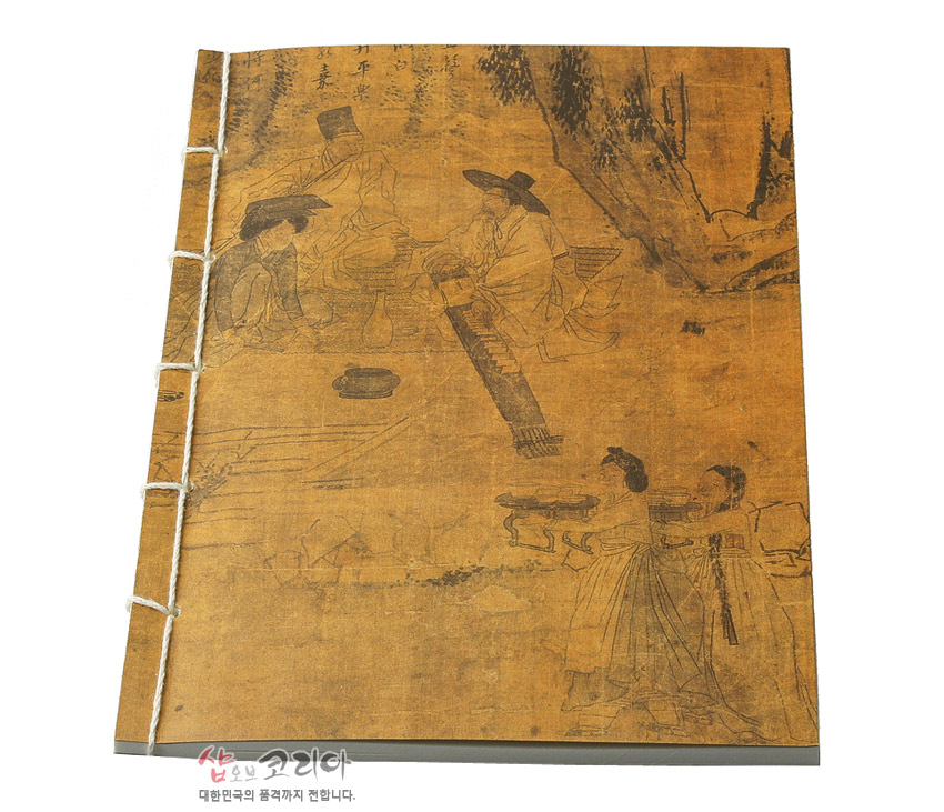 [텍스트: 샵오브코리아 대한민국의 품격까지 전합니다.] 황갈색 한지 표지에 선비 풍속화와 먹선 인물 묘사, 상단 한자 필서, 측면 노출 실매기 전통 제본이 특징인 대형 노트 디자인