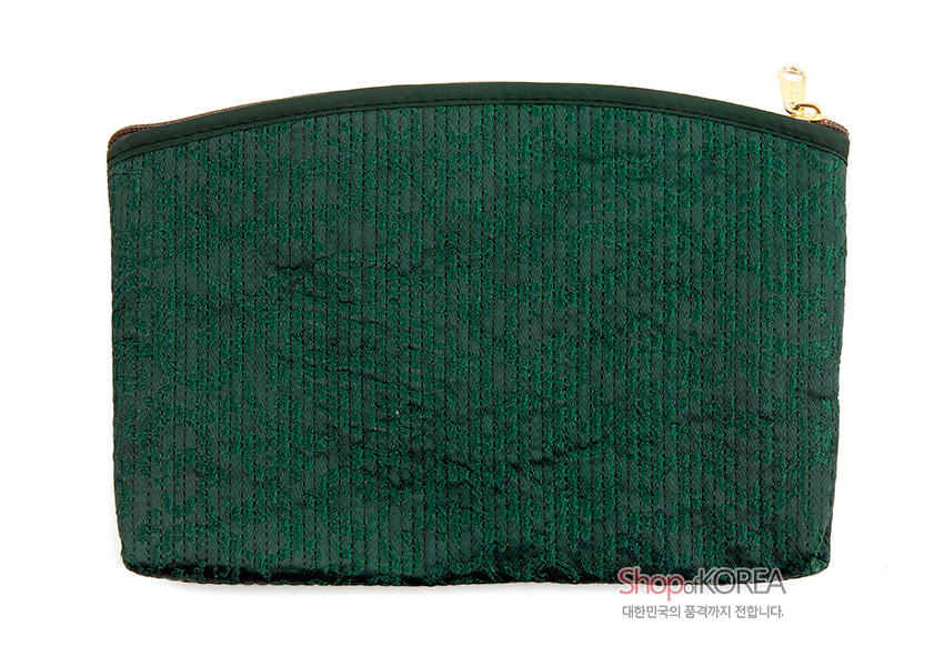 [텍스트: Shop of KOREA 대한민국의 품격까지 전합니다.] 짙은 녹색 누비 원단에 세로 누빔선과 은은한 전통 문양이 더해지고 상단 금속 지퍼가 장식된 직사각형 티슈 지갑 뒷면 모습