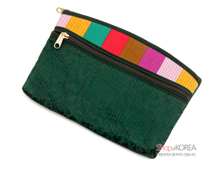 [텍스트: Shop of KOREA 대한민국의 품격까지 전합니다.] 녹색 누비 원단에 분홍·노랑·초록·빨강·보라 색동 패턴을 더하고 금속 지퍼 장식이 어우러진 전통 티슈 지갑 이미지