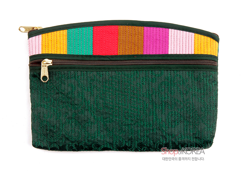[텍스트: Shop of KOREA 대한민국의 품격까지 전합니다.] 녹색 누비 원단에 전통 색동 누비 패턴과 금속 지퍼 장식이 어우러진 직사각형 티슈 지갑 이미지 설명