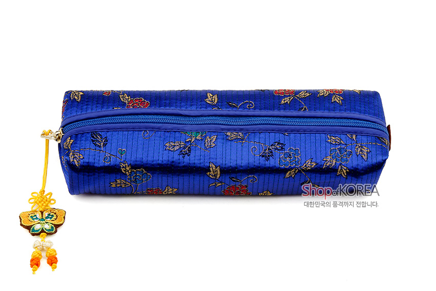 [텍스트: Shop of KOREA 대한민국의 품격까지 전합니다.] 청색 누비 비단 재질 위에 금색·붉은색 꽃과 덩굴 문양이 수놓인 필통, 노란 나비 매듭 장식 지퍼 고리 디자인