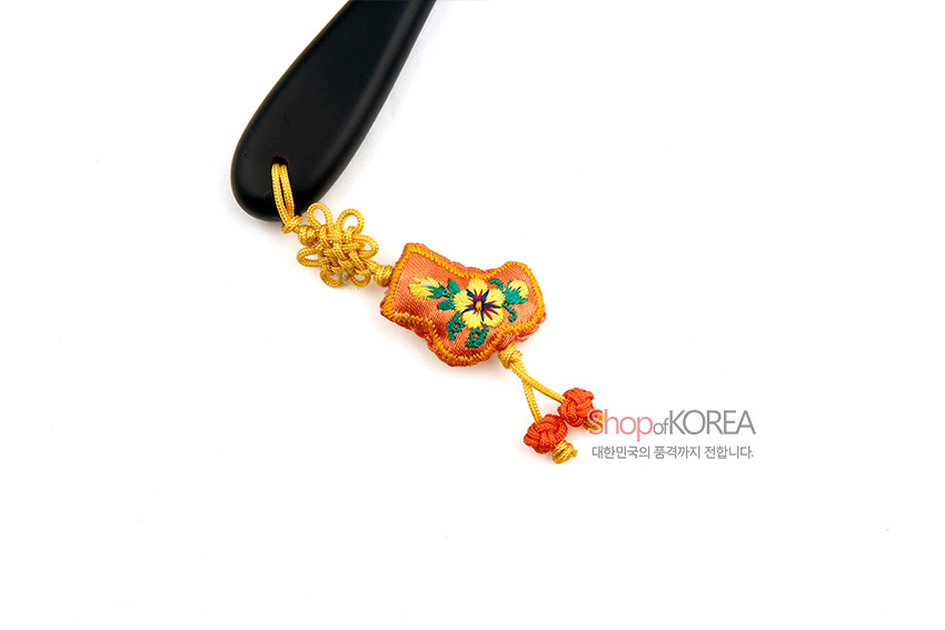 [텍스트: Shop of KOREA 대한민국의 품격까지 전합니다.] 검은색 손잡이에 노랑 비단 매듭과 꽃 자수 장식이 달린 주머니형 술 장식 구성