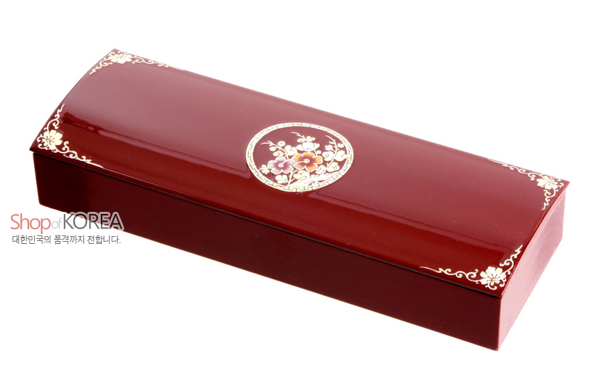 [텍스트: Shop of KOREA 대한민국의 품격까지 전합니다.] 붉은 옻칠 표면에 원형 매화 자개 상감과 모서리 백색 꽃문양 장식이 더해진 나전칠기 필함 모습