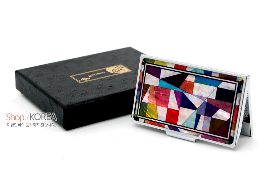 [텍스트: Shop of KOREA / 대한민국의 품격까지 전합니다.] 금속 케이스 위에 다채로운 색상의 자개 조각보 기하학 문양을 상감한 직사각형 명함집 이미지