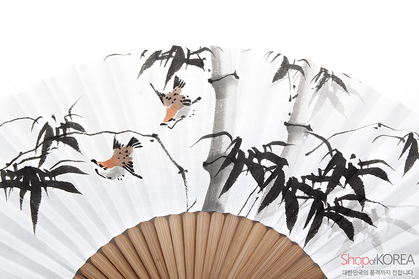 [텍스트: ShopofKOREA 대한민국의 품격까지 전합니다.] 대나무살 위 백지 면에 수묵 채색으로 표현된 대나무와 갈색 새 문양, 흑백 대비가 조화로운 전통 접선 디자인