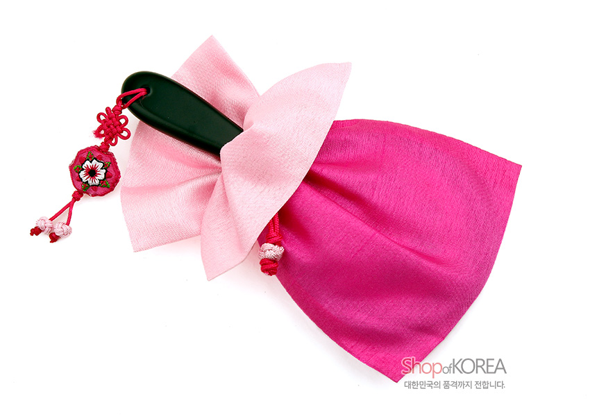 [텍스트: Shop of KOREA, 대한민국의 품격까지 전합니다.] 연분홍·진분홍 비단 배색 주머니와 연분홍 리본 장식, 자수 매듭 장식이 달린 손잡이 거울 구성
