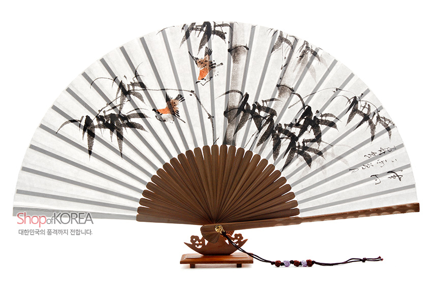 [텍스트: Shop of KOREA 대한민국의 품격까지 전합니다.] 대나무살 구조 위 흰 종이에 수묵 담채로 대나무와 새, 한글 서예를 그린 전통 합죽선, 붉은 매듭과 구슬 장식 술 포인트의 디자인