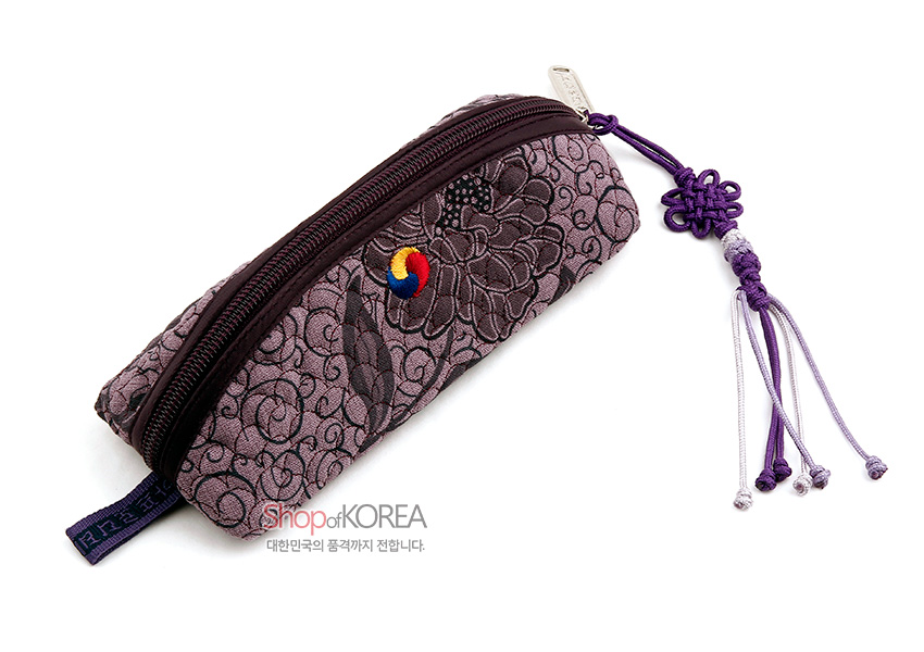 [텍스트: Shop of KOREA 대한민국의 품격까지 전합니다.] 보라색 누비 원단에 태극 문양과 꽃넝쿨 자수가 놓인 패브릭 안경집, 진보라 매듭과 술 장식 포인트의 디자인