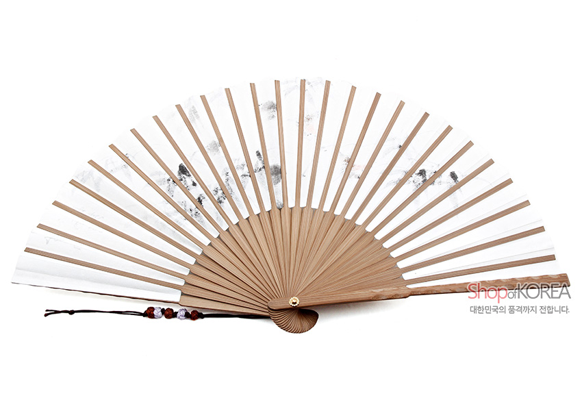[텍스트: Shop of KOREA, 대한민국의 품격까지 전합니다.] 대나무살 구조 위 흰 한지 면에 먹 번짐으로 대나무 표현한 수묵화 접선, 고리 끝 나무 구슬 장식 매듭 술 포인트인 전통 부채 이미지