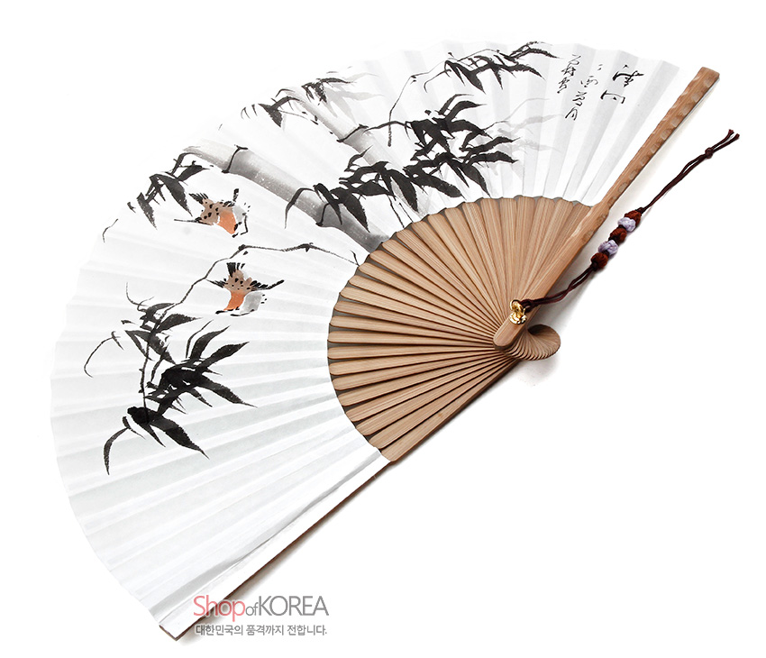 [텍스트: Shop of KOREA 대한민국의 품격까지 전합니다.] 대나무살 구조 위 흰 종이에 수묵 채색 대나무와 새, 한글 서예가 어우러지고 매듭 술 장식이 더해진 전통 접선 디자인