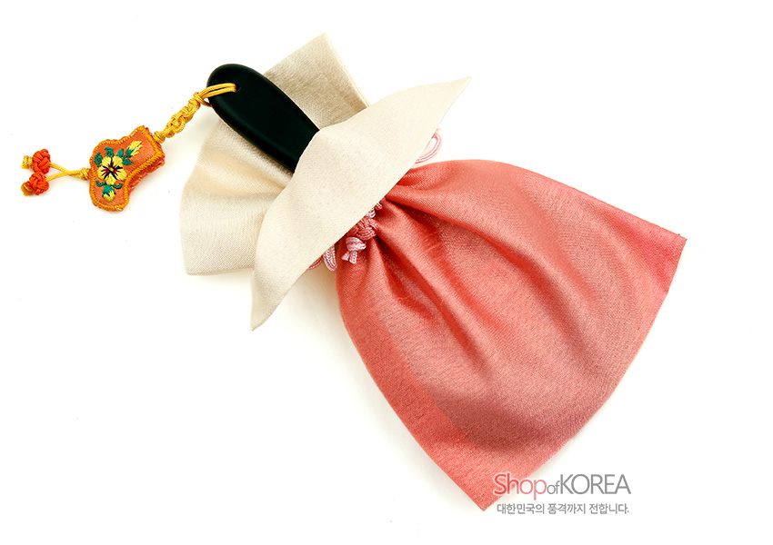 [텍스트: Shop of KOREA 대한민국의 품격까지 전합니다.] 분홍과 아이보리 비단 복주머니 속 검은 손잡이 손거울, 오렌지 비단에 꽃 자수와 노리개 매듭 장식 구성