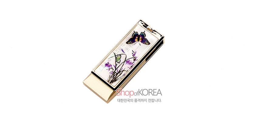 [텍스트: ShopofKOREA 대한민국의 품격까지 전합니다.] 금속 테두리에 자개 상감 기법으로 난초와 나비 문양을 넣은 아이보리 바탕 USB 메모리 디자인